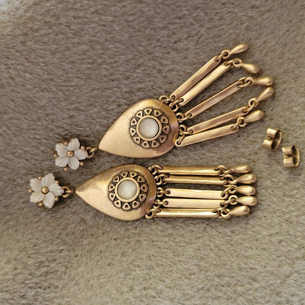 EUC LUCKY BRAND WHITE FAUX PEARL AND GOLDTONE  DROP EARRINGS